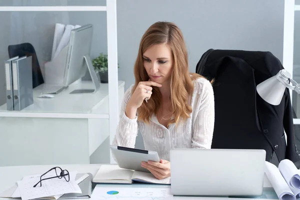 忧郁的年轻商业女性阅读平板电脑上的重要信息 — 图库照片