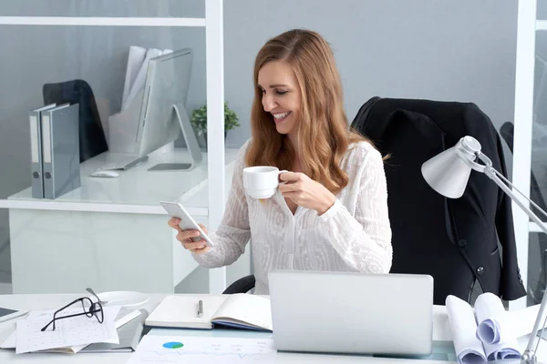 Feliz Dama Negocios Bebiendo Café Leyendo Mensaje Texto —  Fotos de Stock