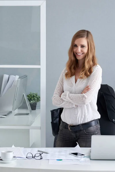 彼女の職場で立っている笑顔の女性起業家の肖像画 — ストック写真