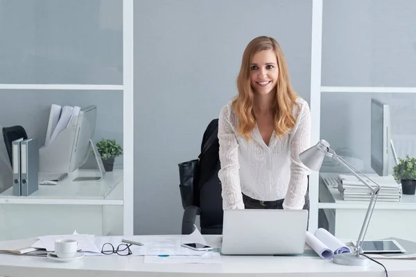 Zufriedene Weibliche Führungskraft Steht Ihrem Tisch Und Arbeitet Laptop — Stockfoto
