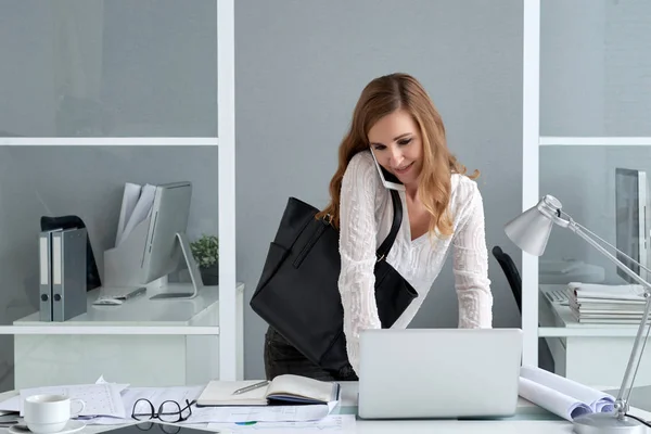 Mujer Emprendedora Sonriente Hablando Por Teléfono Comprobando Correo Electrónico Portátil —  Fotos de Stock