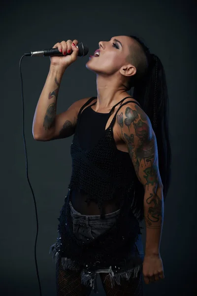 Γυναικεία Ροκ Σταρ Τραγουδώντας Ένα Τραγούδι Απομονώνονται Σκούρο Φόντο — Φωτογραφία Αρχείου