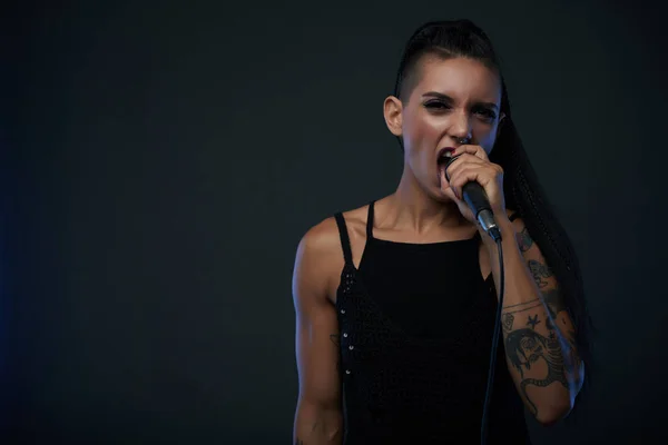 Cantora Rock Feminina Com Tatuagens Extravagante Estilo Cabelo Cantando — Fotografia de Stock