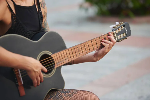 Nahaufnahme Einer Frau Die Freien Gitarre Spielt — Stockfoto