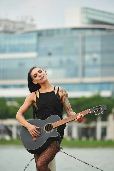 Porträt Eines Alternativ Lächelnden Mädchens Mit Vielen Tattoos Das Gitarre — Stockfoto