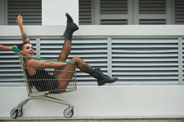 Menina Elegante Despreocupado Sentado Carrinho Compras — Fotografia de Stock