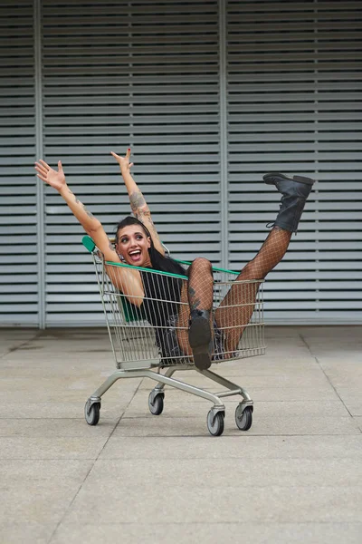 Happy Opgewonden Modieus Meisje Zit Winkelwagen Buitenshuis — Stockfoto