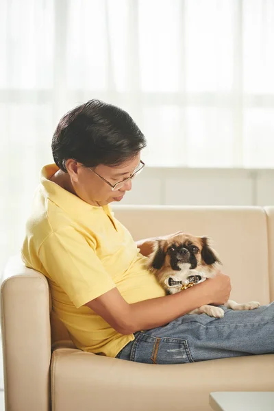 Asiatisk Mogen Man Vilar Soffan Med Sin Hund — Stockfoto