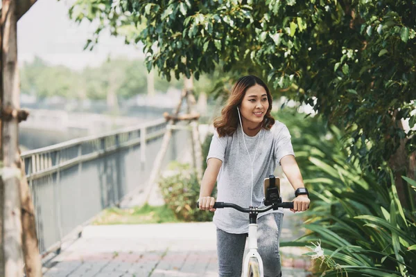 Bastante Asiático Joven Mujer Equitación Bicicleta Parque —  Fotos de Stock