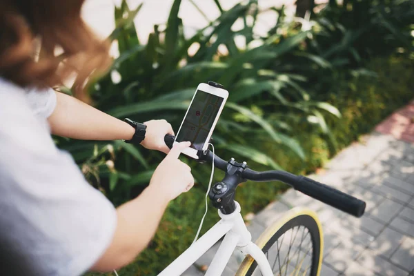 Молодая Женщина Использует Приложение Смартфоне Навигации — стоковое фото