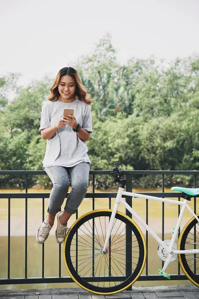 Köprüde Oturma Onun Smartphone Iletileri Okumak Güzel Bayanı — Stok fotoğraf