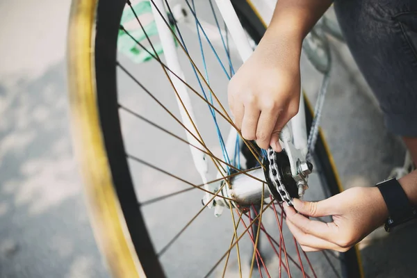 Bisiklet Zinciri Sabitleme Kadın Yakın Çekim Görüntüsü — Stok fotoğraf