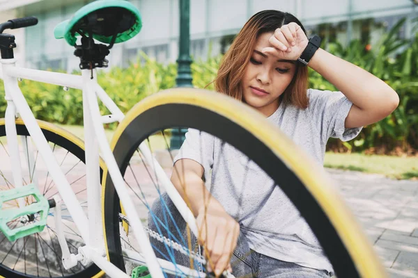 Genç Kadın Onun Bisiklet Ile Ilgili Sorun Yaşıyorsanız — Stok fotoğraf
