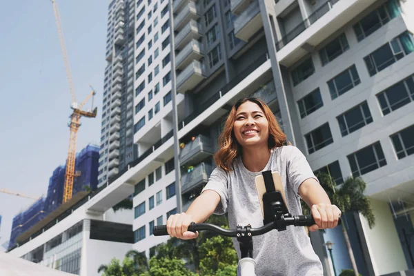 Щасливі Азіатських Молода Жінка Велосипедного Руху Місті — стокове фото