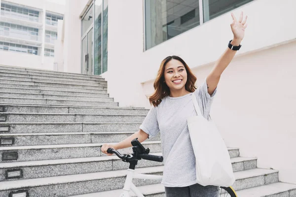 Щасливі Молодих Азіатський Жінка Велосипедів Розмахуючи Своїми Руками — стокове фото