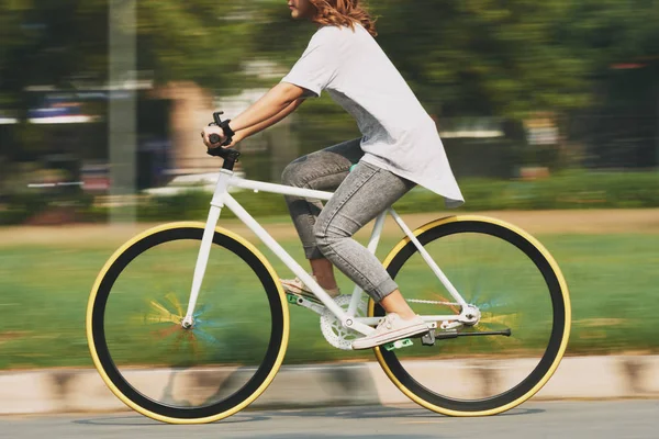 Imagen Recortada Ciclismo Mujer Joven Movimiento Borroso — Foto de Stock