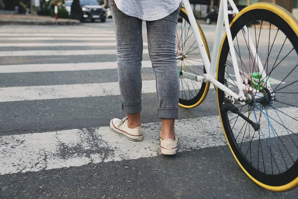 Junge Frau Überquert Mit Fahrrad Breite Straße — Stockfoto
