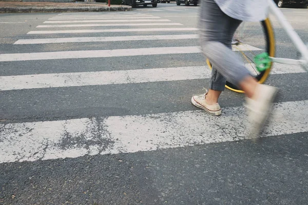 Kvinnlig Cyklist Övergångsstället Suddig Rörelse — Stockfoto