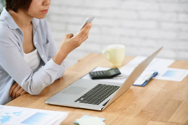 Beskuren Bild Business Kvinna Läser Nyheter Sin Smartphone — Stockfoto