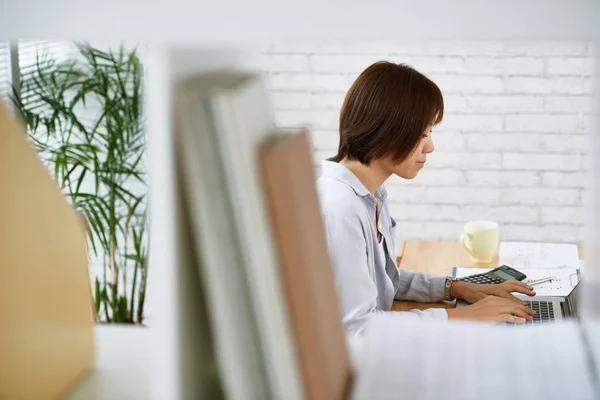 Sidovy Kvinna Som Arbetar Laptop Office — Stockfoto