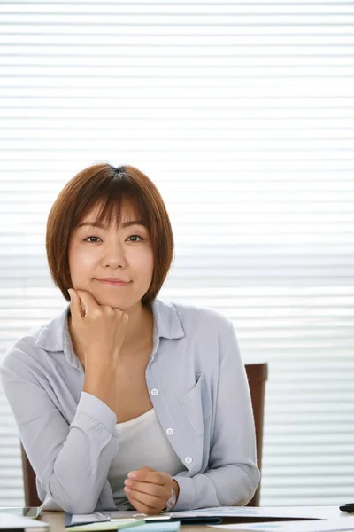 Retrato Sorridente Jovem Empresária Japonesa Sua Mesa — Fotografia de Stock