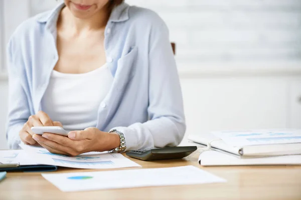 Imagen Recortada Mujer Negocios Mensajes Texto Trabajo — Foto de Stock