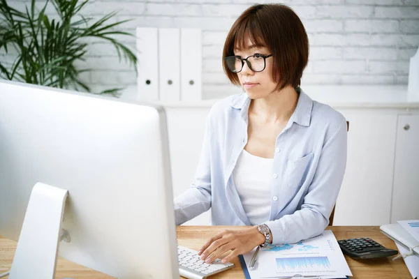 Asiática Mujer Negocios Ocupado Con Trabajo Computadora Oficina — Foto de Stock