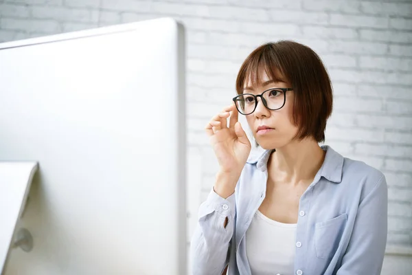 Mujer Negocios Bastante Joven Leyendo Datos Computadora —  Fotos de Stock