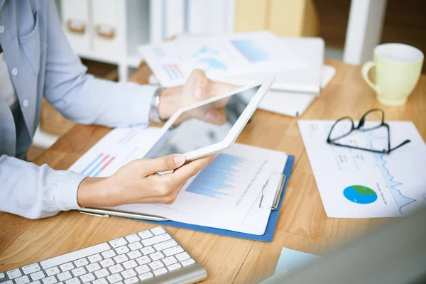 Tavoletta Digitale Mani Direttore Finanziario Femminile — Foto Stock