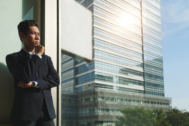 Olgun Asyalı girişimci bakış açıları onun iş için düşünüyorum