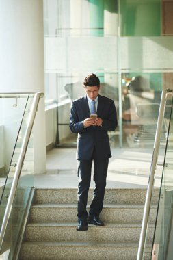 Merdivenlerden çıkarken işadamı manifatura
