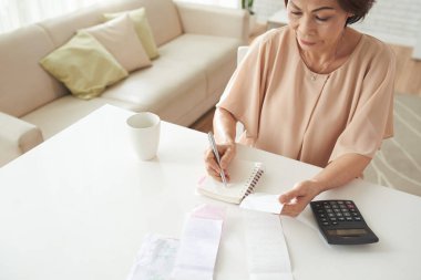 Onun faturalarını kontrol ve notlar almak Vietnamca kadın kıdemli