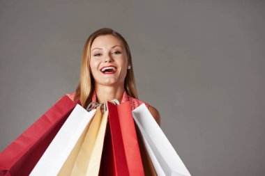 Satış sonrası alışveriş torbaları ile neşeli kadın Alışverişkoliğin