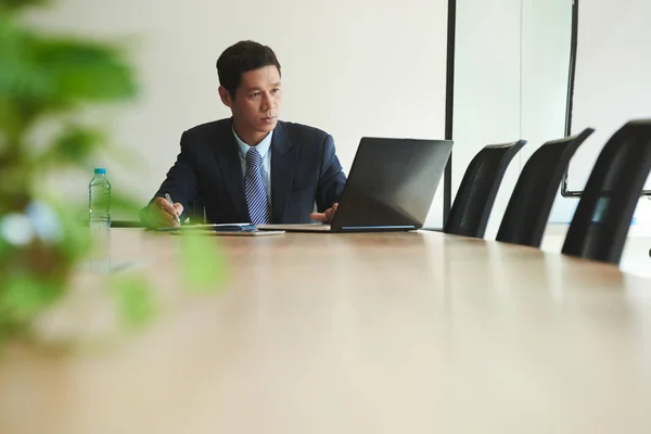 Empresario Vietnamita Leyendo Información Pantalla Del Ordenador Portátil — Foto de Stock