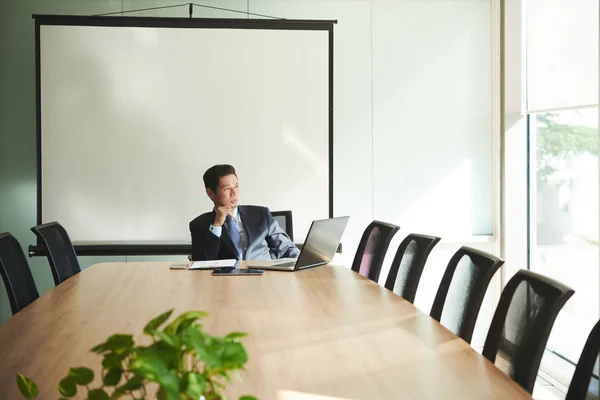 Homem Negócios Vietnamita Sentado Sala Reuniões Ponderando Sobre Ideias Para — Fotografia de Stock