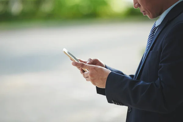 Hände Des Unternehmers Mit Smartphone Mit Geschäftspartnern Kommunizieren — Stockfoto