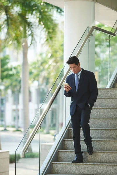 Vietnamees Zakenman Lezen Van Nieuws Zijn Smartphone Tijdens Het Lopen — Stockfoto