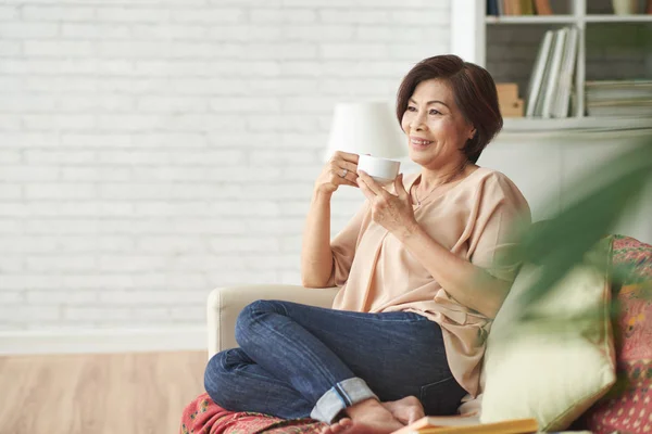 Potret Wanita Asia Yang Tersenyum Dengan Secangkir Teh Duduk Sofa — Stok Foto