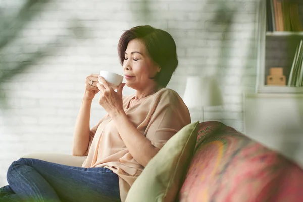 Mujer Bastante Mediana Edad Disfrutando Del Olor Del Café Taza —  Fotos de Stock