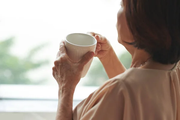 Donna Che Gode Una Grande Tazza Caffè Mattino Vista Sulla — Foto Stock