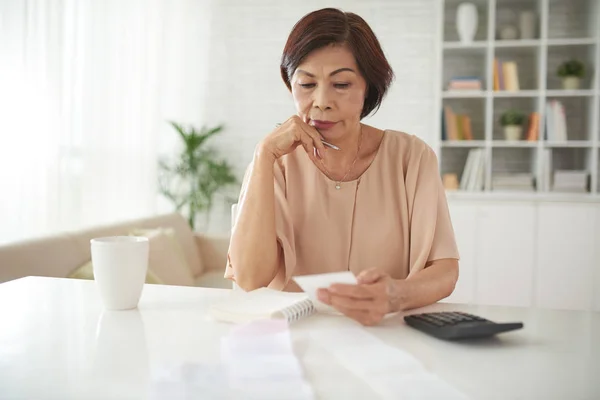 Nadenkend Rijpe Aziatische Vrouw Tellen Financiën Thuis — Stockfoto