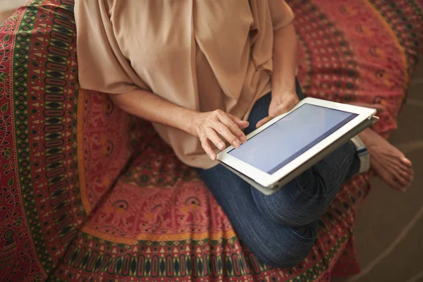 Komputer Typu Tablet Pusty Ekran Rękach Kobieta Siedzi Kanapie — Zdjęcie stockowe