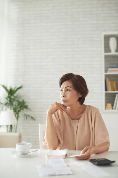 Ritratto Donna Asiatica Pensierosa Che Contabilità Domestica — Foto Stock