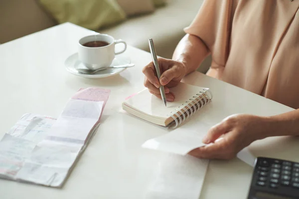 Close Image Housewife Writing All Her Expenses Last Month — Stock Photo, Image