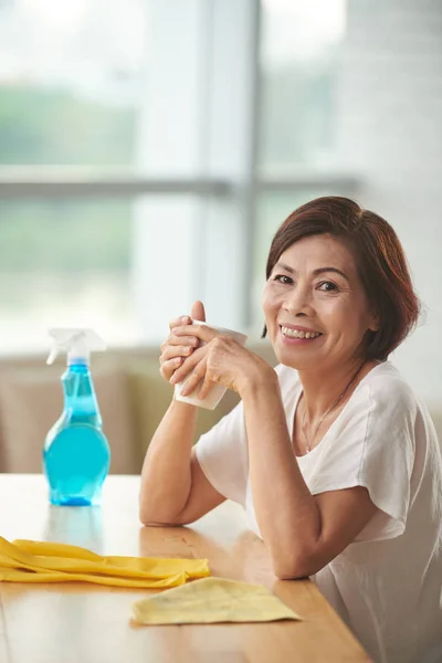 Mujer Vietnamita Feliz Tomando Una Taza Después Las Tareas Domésticas —  Fotos de Stock