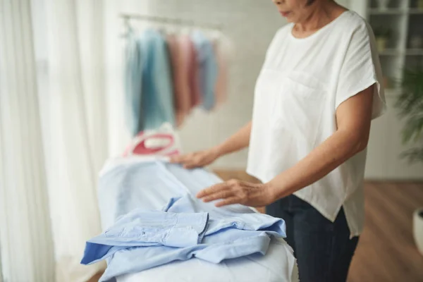 Donna Anziana Stiratura Vestiti Puliti Messa Fuoco Selettiva — Foto Stock