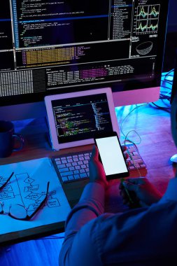 Onun smartphone--dan bilgisayar şarj için USB kablosu kullanma programcı