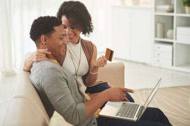 Online alışveriş için ödeme için kredi kartı ile genç Küba Çift