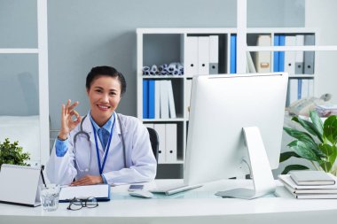 Ok işaret gösteren Vietnam kadın doktor gülümseyen