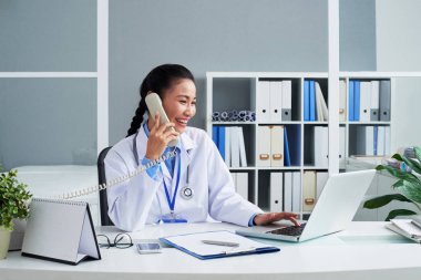 Neşeli Asyalı kadın doktor telefonla arama